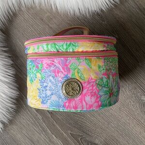 🌸LILLY PULITZER Round Cosmetic Case In Multi Bright Delight Patch Accessories